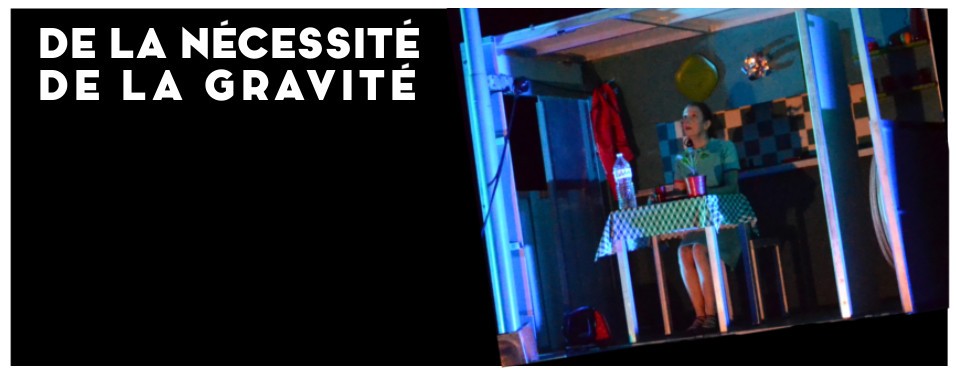 Karen Bourre Jongleuse assise face au public dans la cabane du spectacle De la Nécessité de la Gravité