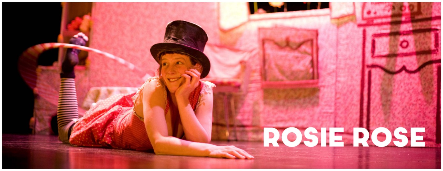Karen Bourre jongleuse allongée devant le décors du spectacle RosieRose en faisant tourner un hula hoop sur le pied
