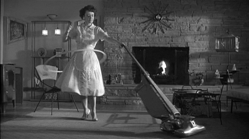 Jongleuse manipulant un hula-hoop et un aspirateur dans Jongloria Multitaskus
