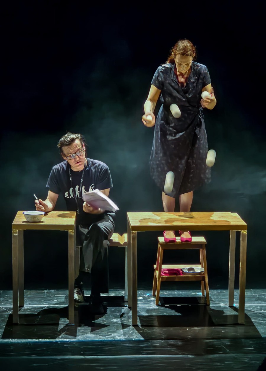 Jongloria Multitaskus — spectacle de jonglerie sur scène